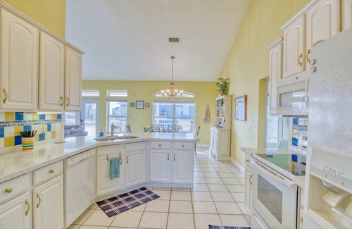 Navarre Beach House | Rays of Sunshine: Water View, Large Porches, Board Games, Bicycles, Ping Pong