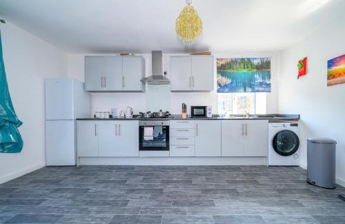 Batley House | -RB 2F 421- For your Relaxed, Cosy stay, Parking