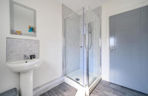 Batley House | -RB 2F 421- For your Relaxed, Cosy stay, Parking