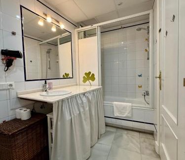 Museo Apartment | RC Reyes Catolicos St right beside Trianas Bridge