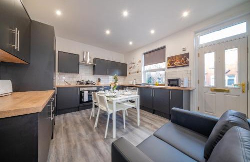Leeds House | *RD12s* For your most relaxed & Cosy stay + Free Parking + Free Fast WiFi *