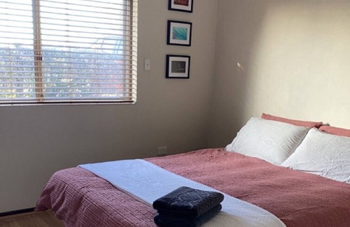 Hamilton Hill House | Readers Paradise - 1 bedroom home with fireplace