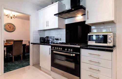Reading House | Reading - 3-Bed House - Sleeps 6 - Garden - WiFi