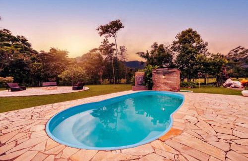 Joinville House | Recanto Vultuoso Paraíso na Estrada Bonita com piscina aquecida Hidro Quadra de areia e Area de lazer completa