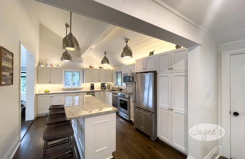 Muskoka Lakes Cottage | Recent Reno, 5 bedrooms, 5 baths, White, Bright and Inviting! SW! AC! Firepit!