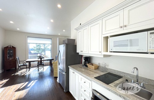Muskoka Lakes Cottage | Recent Reno, 5 bedrooms, 5 baths, White, Bright and Inviting! SW! AC! Firepit!
