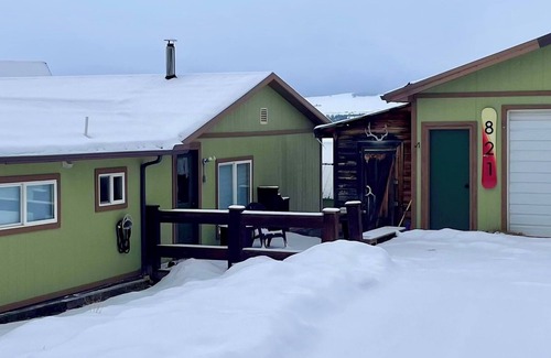 Philipsburg House | Recently remodeled family home with large fenced in back yard, Full size kitchen, 2 full bathrooms, Bedroom 1 has a king size bed, Bedroom 2 has a queen size bed. The flex space has a trundle bed with 2 twins.