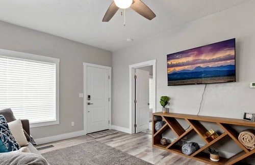 Burley House | Recently Renovated 2 Bed, Clean and COZY Home.