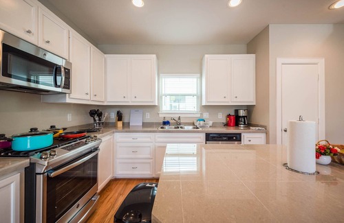 South Main House | Recently Updated 3 Bedroom Gem ★ 5mi Med Ctr★8mi DT Houston★King Bed★
