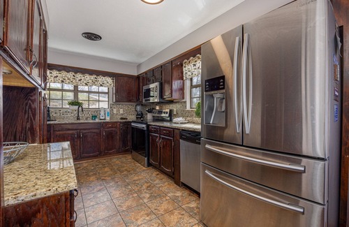 Sevierville Cottage | Recreational Playing One On One