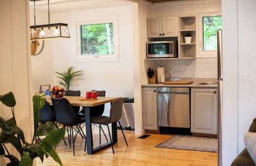 Dysart et al Cottage | Red Berry Lodge - Waterfront & Pet Friendly!