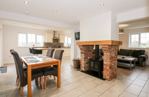 Alford Cottage | RED BRICK COTTAGE, pet friendly, character holiday cottage in Alford