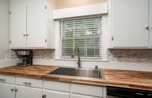 Tuscaloosa House | Red Brick Ranch- 2.3 miles to UA- Fenced Backyard