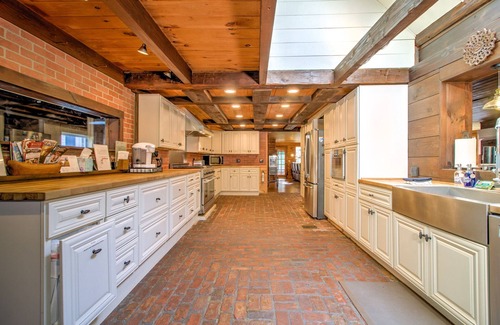 Londonderry House | Red Brick Retreat - 8br 6ba Hot Tub Sauna Home Gym