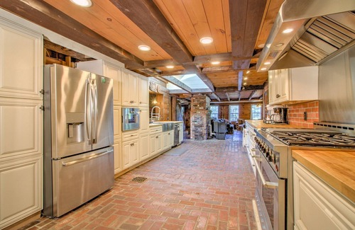 Londonderry House | Red Brick Retreat - 8br 6ba Hot Tub Sauna Home Gym