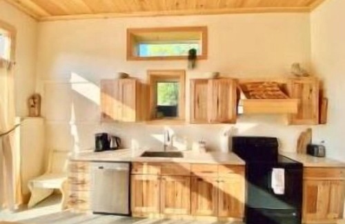 Britt Cabin | Red cabin on the river, w/a 3 story “bunkbed room”