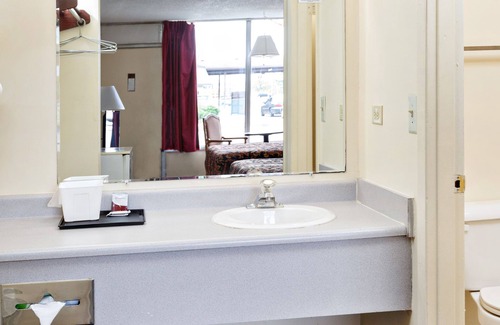 Jeffersontown Hotel | Red Carpet Inn - Louisville