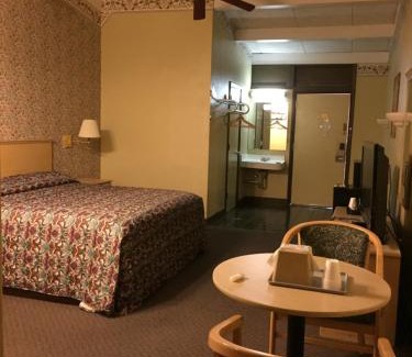 Hot Springs Hotel | Red Carpet Inn