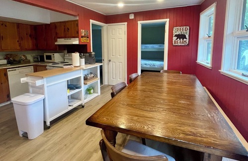 West Dover Ski Chalet | Red Chalet, 5mins to Mt Snow, 15mins to lake, Hottub, Firepit, Fireplace