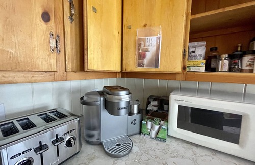 West Dover Ski Chalet | Red Chalet, 5mins to Mt Snow, 15mins to lake, Hottub, Firepit, Fireplace