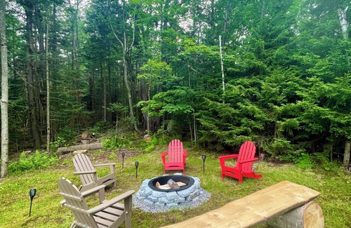 West Dover Ski Chalet | Red Chalet, 5mins to Mt Snow, 15mins to lake, Hottub, Firepit, Fireplace