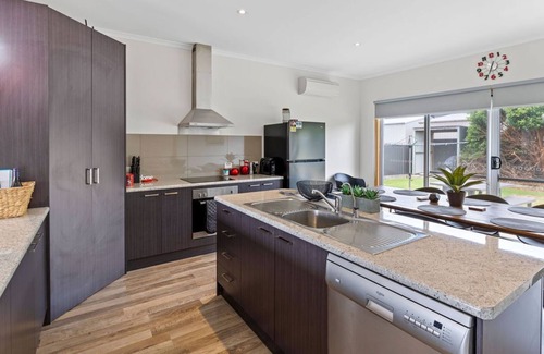 Port Macdonnell House | RED FIN part of BLUE FIN HOLIDAY HOMES - PET FRIENDLY & FREE WI-FI