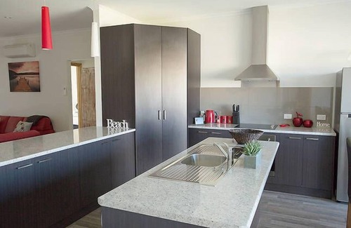 Port Macdonnell House | RED FIN part of BLUE FIN HOLIDAY HOMES - PET FRIENDLY & FREE WI-FI