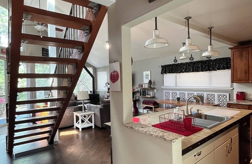Murphys Cottage | Red Gate Retreat - Nestled In Nature, Walk To Main Street!