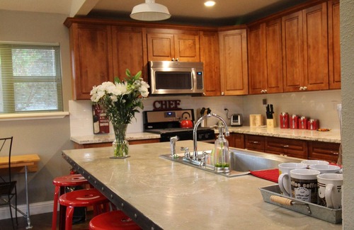Murphys Cottage | Red Gate Retreat - Nestled In Nature, Walk To Main Street!