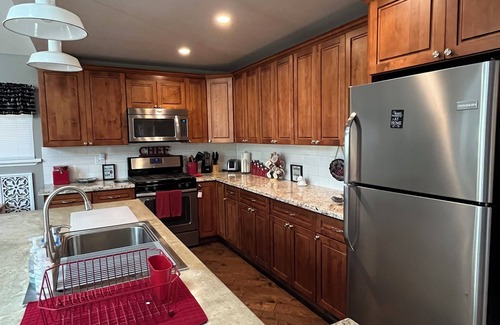Murphys Cottage | Red Gate Retreat - Nestled In Nature, Walk To Main Street!