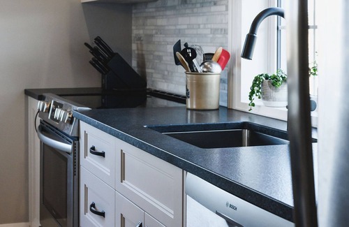 Beamsville House | Red Haven Hideaway is a renovated barn nestled in the Niagara's wine country