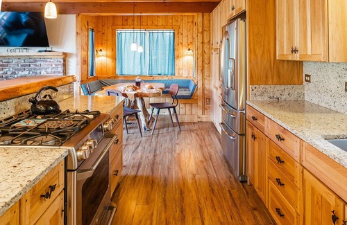 West Village House | Red House | Minutes to Shaver Lake!