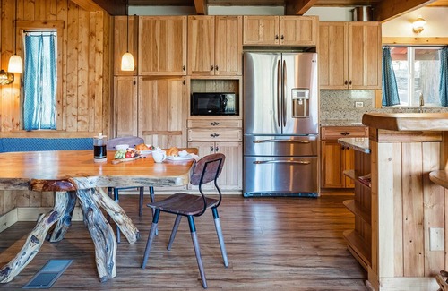West Village House | Red House | Minutes to Shaver Lake!