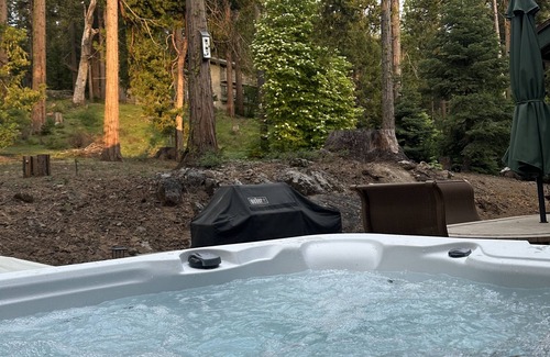 Shaver Lake Cabin | Red Leaf Lodge- Mountain Retreat 5 Star!nCentral AC, Heating, Game room, Jacuzzi
