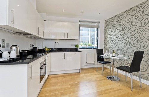 Castle Baynard Apartment | Red Lion Court by City2Stay