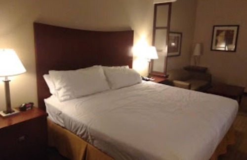 Salmon Creek House | Red Lion Inn - Suites 4
