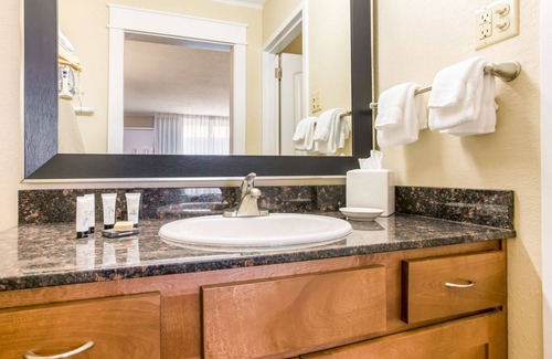 Branson Theater District Hotel | Red Lion Inn & Suites Branson
