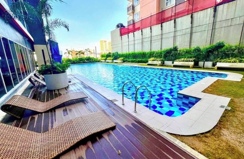 Legazpi Village Condo | RED Luxe Haven Comfy Stay, Netflix and Fast Wifi Ready