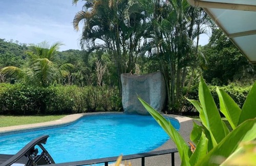 Esterillos Este House | Red Macaw House - Hot Tub - Beach front