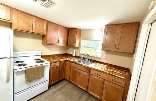 Old Homosassa House | Red Maple Cottage - Peaceful 2BR 1BA Near the Water – Boat & Trailer Friendly!
