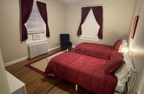 Lynchburg House | Red Recluse - Room near Liberty!
