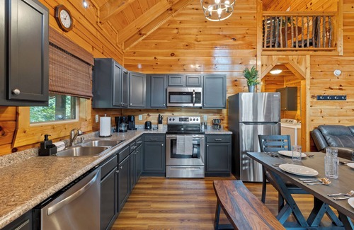 Primrose Cabin | Red River Gorge Lakeside Cabin retreat! 4 bed 4 bath with a Hot Tub