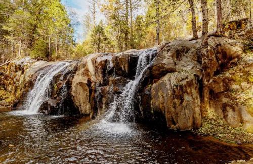 Sugar Pine House | Red Rock Falls Cabin, 8 miles from Yosemite South Gate, with trailhead, Game Room and HotTub