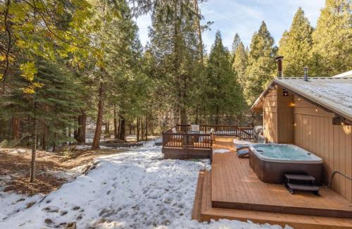 Sugar Pine House | Red Rock Falls Cabin, 8 miles from Yosemite South Gate, with trailhead, Game Room and HotTub
