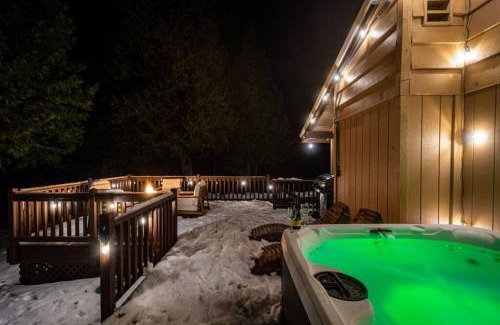 Sugar Pine House | Red Rock Falls Cabin, 8 miles from Yosemite South Gate, with trailhead, Game Room and HotTub