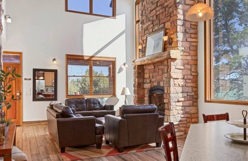Zion National Park East Entrance Cabin | 🌲Red Rock Pines🌲 Hot tub💧 Hiking trails🥾 Near Zion's Nat'l Park🏞
