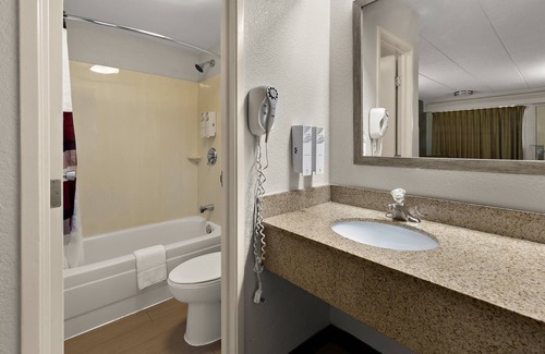 Westlake Hotel | Red Roof Inn Cleveland - Westlake