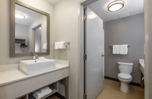 Mansfield Hotel | Red Roof Inn PLUS+ Boston - Mansfield/Foxboro