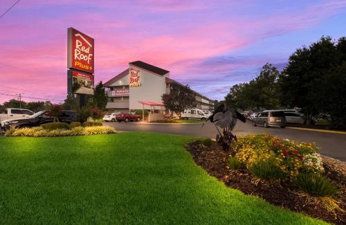 Larkwood Hotel | Red Roof Inn PLUS+ Nashville Airport