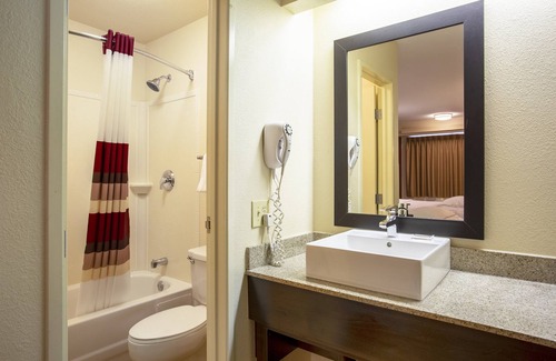 Monroeville Hotel | Red Roof Inn PLUS+ Pittsburgh East - Monroeville